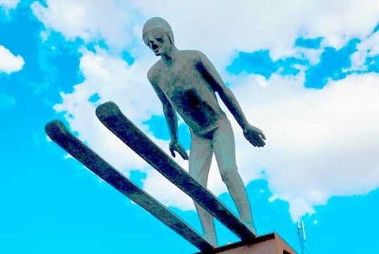 Skoczek Narciarski - odsłonięta rzeźba. Fot. MSiT